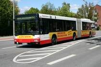 Der 2002 f�r die HHA gebaute Gelenkbus vom Typ MAN Nl363 am 5.Mai 2010 auf der Linie 7 in Barmbek 