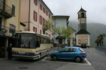 Auf der FART-Linie nach Mergoscia setzt die FART immer noch auf die bei den PostAuto-Betrieben in der Region bereits ausrangierten Neoplan N208K. Die Aufnahme vom Wagen 52 (Bj 2000) entstand am 6.5.2010 bei der Endstation in Mergoscia. Nicht nur das Wendeman�ver auf dem schmalen Dorfplatz, auch zwei Kurven auf der Linie k�nnen nur mit rangieren absolviert werden. 