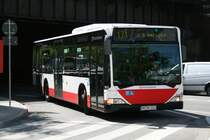 Der Citaro 3-T�rer Bj.2005 der HHA am 5.Mai 2010 bei der Einfahrt in die Busanlage Barmbek