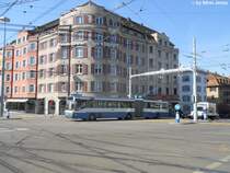 VBZ Nr. 126 (Mercedes O405GTZ) am 29.4.2010 beim Schaffhauserplatz, wo sich neben diversen Tramkreuzungen auch noch eine Trolleybuslinie sich den Weg durch das Gebilde bahnt...