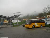 Im Tessin herrscht auch nicht immer sch�nes Wetter. Am 1.5.2010 steht der Malcantone Neoplan N312K TI 129 785 in Migleglia, SMM, wo es scheint, als w�rde die Seilbahn statt zum Monte Lema ins nichts f�hren.