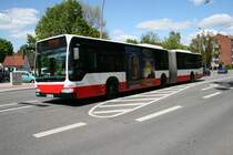 Der 2008 f�r die HHA gebaute Gelenkbus vom Typ MB O530G(Facelift) mit der Nummer 7951 am 5.Mai 2010 bei der Einfahrt in die Busanlage Barmbek
