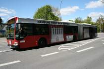 Der 2009 f�r die HHA gebaute Gelenkbus vom Typ MB O530G(Facelift) mit der Nummer 7905 am 5.Mai 2010 bei der Einfahrt in die Busanlage Barmbek