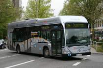 Der Brennstoffzellenbus vom Typ Citaro BZ der HHA mit der Nummer 2378 am 8.Mai 2010 auf der Linie 174 am S Bahnhof Poppenbttel. Er hat in Hamburg sein Busleben schon fast beendet, denn er wird noch dieses Jahr, voraussichtlich aber schon in 2Wochen ausgemustert. Zwei der verbliebenen sechs sind schon auf Tiefladern abgeholt worden.