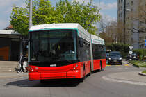 Biel/Bienne, Hess-Gelenk-Trolleybus der Linie 1 fährt gleich zur Haltestelle Mühlestrasse. 27. April 2010, 15:19