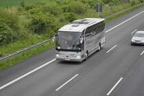 Mercedes O 340/350,auf der A2 bei Lehrte/Nidersachen am 13.05.2010.