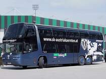 NEOPLAN-Skyliner hat die Fuballmannschaft des  sk-austriakaernten zur KeineSorgenArena in Ried i.I. gebracht;100509