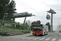 Oben auf dem Montjuïc angekommen, trifft der Bus auf die Seilbahn. Hier ein anderer Mercedes-Benz/Castrosua O405N2, dass sie keine Werkskarosserie tragen, lässt sich übrigens von hinten leicht erkennen.