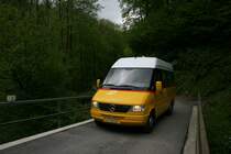 Auf der schmalen Strecke Muggio - Casima - Castel san Pietro ist ein Sprinter 312D aus 1996 mit Nummernschild TI 90'141 im Einsatz. Die Aufnahme entstand bei der Brcke im Talgrund zwischen Casima und Cabbio. Auf beiden Seiten der Brcke steigt die Strasse mit 25% an... 