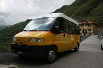 Die Strecke Muggio - Scudellate gehrt zu den engsten Strassen im Tessin. Selbst der eingesetzte Fiat Ducato (TI 70'236, 2001) kann die Kehren nicht in einem Zug durchfahren. Aufnahme am 8.5.2010 bei der Endstation Scudellate. 