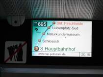 Super �bersichtlich. In Rot ist das Ziel angeschrieben. Potsdam Hauptbahnhof ist der n�chste Halt und die in klein geschrieben sind die darauf folgenden Halte. Rechts die Liniennummer 695. Auch im Bus erklingt eine Freundliche Haltestellenansagerin die man aus der S-Bahn M�nchen und S-Bahn Stuttgart der ET 423 kennt.