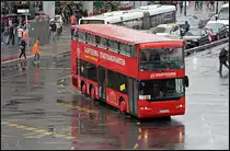 Die Fa. 1-2-3-berlin.de ist mit ihrem Doppeldecker auch bei Regenwetter unterwegs (Berlin Zoologischer Garten 15.05.2010)