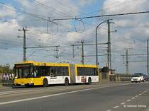 Ein Bus MAN NG 313 der Dresdner Verkehrsbetriebe AG (DVB) mit Werbung fr das KIA-Autohaus Zobjak auf Sonderfahrt - Dresden, Marienbrcke, 27.10.2006
