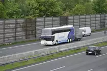 Neoplan-Reisebus, mit Anh�ger auf der A2/Lehrte am 17.05.10