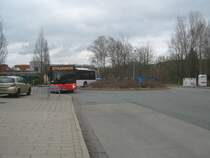 Noch w�hrend der Wagen 4593 wendet um zur Haltestelle zu fahren machte ich diese Aufnahme des Busses. Ich wei� ja, dass der Fahrradst�nder den Bus leicht verdeckt, aber hier kann man sehr toll den Bus in so einer Wendeschleife fahren sehen. 
Aufnahme stammt vom 13.03.2010