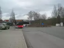 Noch w�hrend der Wagen 4593 wendet um zur Haltestelle zu fahren machte ich diese Aufnahme des Busses. Ich wei� ja, dass der Fahrradst�nder den Bus leicht verdeckt, aber hier kann man sehr toll den Bus in so einer Wendeschleife fahren sehen. 
Aufnahme stammt vom 13.03.2010