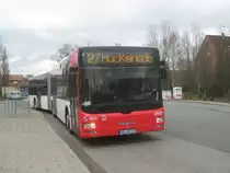 Der MAN Lion&acute;s City GL, Wagen 4593 hat gerade am Weidedamm III gewendet und f�hrt jetzt vor um Fahrg�ste aufzunehmen, mit denen er auf der Linie 27 �ber Hbf nach Huckelriede f�hrt. Aufnahme vom 13.03.2010