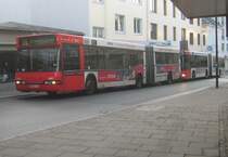 Der 4867 ist einer von noch vier verbliebenen Neoplan N4021 von 1994/95. Sein Kilometerstand ist schon bei �ber 1,1 Millionen gefahrenen Kilometern. Die Erstzulassung erfolgte am 02.08. 1995. Hier erreicht er gerade die Hst Gerhard-Rohlfs Stra�e. Er bef�hrt die Linie 74 nach Schwanewede. 
Aufnahme vom 30.04.2010