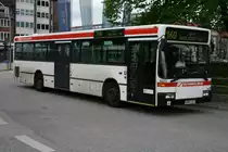 Der 1994 f�r die HHA als Schnellbus gebaute MB O405N1 mit der Nummer 6573 am 14.Mai 2010 auf der Linie 160 in Wandsbek Markt.