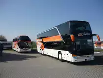 Setra S 431 DT und Neoplan-Starliner hintereinander in Oberndorf auf dem Betriebshof.