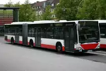 Der 2002 gebaute Citaro G mit der Nummer 7214 am 14.Mai 2010 auf der Linie 263 in Wandsbek Markt