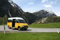 Eine weitere Nebenlinie f�hrt ab Cerentino nach Cimalmotto (oberhalb der R�fe im Hintergrund gelegen). Eingesetzt wird ein Sprinter 313CDI 4x4 aus 2004, hier aufgenommen bei Campo (Vallemaggia) am 15.5.2010. 
