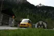 Im Sommer wird der VW LT35 TDI (1998) mit Nummer TI 175'725 von PU Vedova, Cevio, nur vereinzelt bewegt, um Stillstandssch�den zu vermeiden. Als Einsatzstrecke dient dann die kurze Zweiglinie Peccia - Piano di Peccia. Aufnahme an der Endstation am 15.5.2010. 