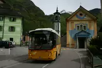 Ein typischer Tessiner Bus: Der Cacciamali TCI840 von PU Vedova, Cevio, wird vor allem auf der Linie Bignasco - Fusio eingesetzt. Das war auch am 15.5.2010 nicht anders, als diese Aufnahme in Cavergno entstand. 