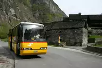 Seit einigen Jahren wird die Linie Bignasco - San Carlo nur noch als touristische Linie im Sommer bedient. Die sehr ursprünglichen Tessinerdörfer entlang der Linie bleiben im Winterhalbjahr ohne ÖV-Anschluss. Der Neoplan 312K TI 215'866 aus 2003, Stammfahrzeug der Linie und einst durch PU Inselmini, Bignasco, beschafft, gehört heute zu PU Vedova SA, Cevio. Aufnahme am 15.5.2010 in Sonlerto. 
