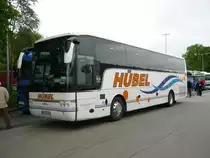 Ein van Hool T 916 der Fa. H�bel-Reisen, auf einer Autobahn- Rastst �dte am 13.05.2010. 