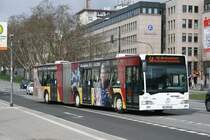 ESWE Verkehr 164 (WI QM 164) macht Werbung f�r den Zirkus Sarrasani.
10.4.2010