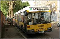 Im Schienenersatzverkehr zwischen N�ldnerplatz und Karlshorst ist dieser Bus der Fa. Behinderten- und Sch�lertransporte Else Mack OHG Berlin im Einsatz (B AA 195, gesehen Berlin N�ldnerplatz 21.05.2010)