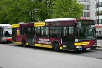 Der 2002 gebaute Citaro der der Firma Jasper mit der Nummer 8106 am 14.Mai 2010 auf der Linie 260 in Wandsbek Markt.


