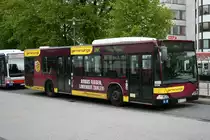 Der 2002 gebaute Citaro der der Firma Jasper mit der Nummer 8106 am 14.Mai 2010 auf der Linie 260 in Wandsbek Markt.

