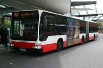 Der 2008 an die HHA gelieferte Gelenkbus vom Typ MB O530 G mit der Nummer 7851 am 14.Mai 2010 auf der Linie 162 in Wandsbek Markt.

