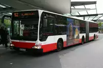 Der 2008 an die HHA gelieferte Gelenkbus vom Typ MB O530 G mit der Nummer 7851 am 14.Mai 2010 auf der Linie 162 in Wandsbek Markt.

