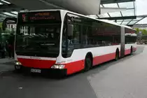 Der 2009 an die HHA gelieferte Gelenkbus vom Typ MB O530 G mit der Nummer 7914 am 14.Mai 2010 auf der Linie 9 in Wandsbek Markt.

