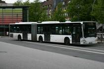 Der 2006 als einer der letzten alten Citaros zur HHA gekommen und immer noch komplett in wei� gehalten pr�sentierte sich 7604 am 14.Mai 2010 auf der Busanlage Wandsbek Markt.