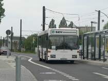 S-Bahn-Ersatzverkehr zwischen Ostkreuz und Karlshorst - hier Fahrzeug B-AA 944 vom Omnibus-Reisedienst  Der Tempelhofer . Bustyp  Mercedes Benz EN 95 , 22.5.2010. Blockdammweg Berlin