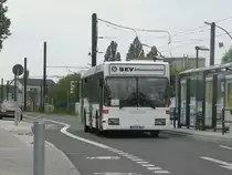 S-Bahn-Ersatzverkehr zwischen Ostkreuz und Karlshorst - hier Fahrzeug B-AA 944 vom Omnibus-Reisedienst  Der Tempelhofer . Bustyp  Mercedes Benz EN 95 , 22.5.2010. Blockdammweg Berlin