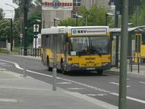 Bus B-AA 195 vom Unternehmen  Der Tempelhofer  als S-Bahn-Ersatzverkehr am 22.5.2010 in Berlin Karlshorst. Bustyp MB EN 95. Blockdammweg Berlin.