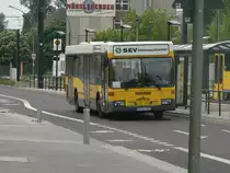 Bus B-AA 195 vom Unternehmen  Der Tempelhofer  als S-Bahn-Ersatzverkehr am 22.5.2010 in Berlin Karlshorst. Bustyp MB EN 95. Blockdammweg Berlin.