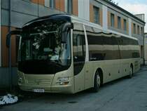 Bei den BB-Gebuden auf dem Eisenbahngelnde in Wels steht dieser Bus abgestellt; und er ist golden, also habe ich ihn Fotografiert. ;) [03.10.06]