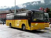 Postauto - Volvo B10B  VS 243990 bei den Bushaltestellen vor dem Bahnhof in Sion am 10.05.2010
