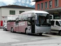 Ein Temsa Safari vor dem Bahnhof in Sion am 10.05.2010