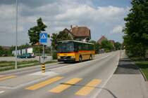 Nur noch wenige Tage wird der letzte Volvo/Hess B10M SO 104'174 (1990) im Einsatz stehen. Am 19.5.2010 war er unter anderem zwischen Schnottwil und Lyss unterwegs, die Aufnahme entstand beim Schulhaus Schnottwil.