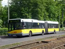 Solaris Urbino auf der Linie 255 nach U-Bahnhof Osloer Stra�e an der Haltestelle Wei�ensee Berliner Allee/Indira-Ghandi-Stra�e.