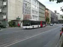 Ein neuer Anblick in Hannover: Die RegioBus Hannover testet derzeit einen G�ppel Maxi-Train, hier auf der Kurt-Schumacher-Stra�e in Hannover zu sehen. Das Gespann ist in anderen St�dten, bspw. Osnabr�ck, bereits im Liniendienst zu sehen (als  Bus Plus ).