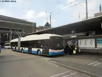 vbl Nr. 225 (Hess Swisstrolley 3 BGT-N2C) am 22.5.2010 beim Bhf. Luzern. Die neuen Luzerner Swisstrolleys unterscheiden sich nicht nur optisch von den �lteren Fahrzeugen (201-210), sie sind um 0.75m l�nger, haben ein Hilfsmotor von Deutz (statt Iveco) mit nur 50, statt 80kW Leistung.