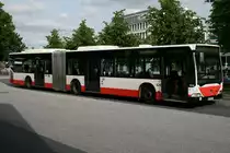 Der HHA Citaro G mit Bj.2000 und der Nummer 7019 am 26.Mai 2010 auf Leerfahrt in Wandsbek Markt
